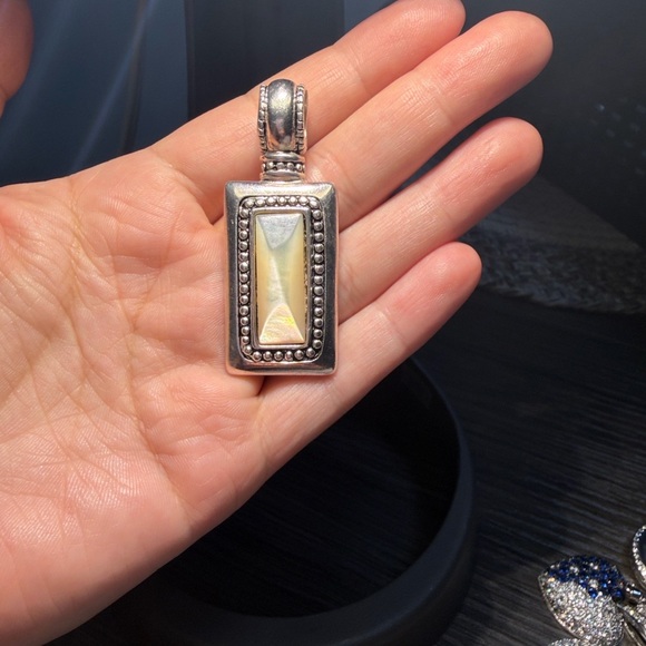 Vintage Jewelry - Vintage Silver tone Rectangular Pendant -